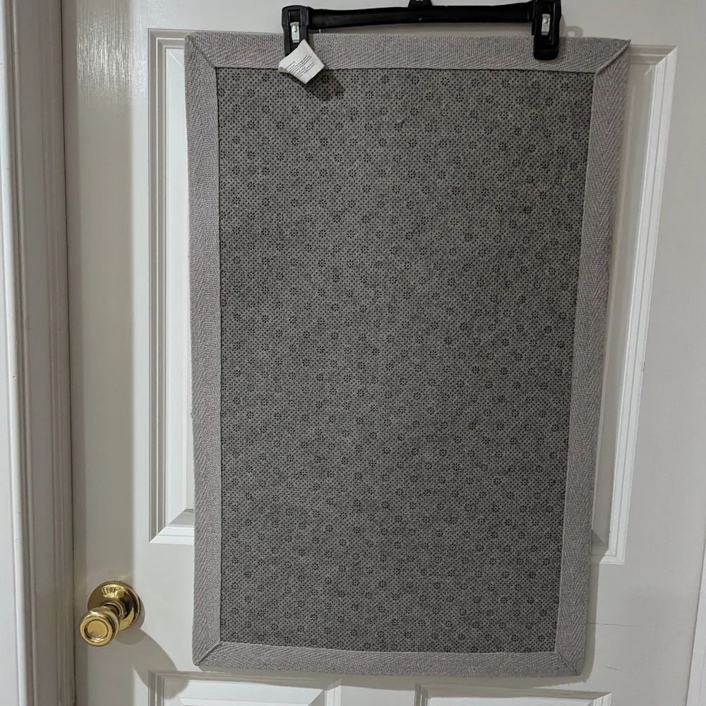 Gray & Off White Inspirational Home Accent Rug. Approx 34